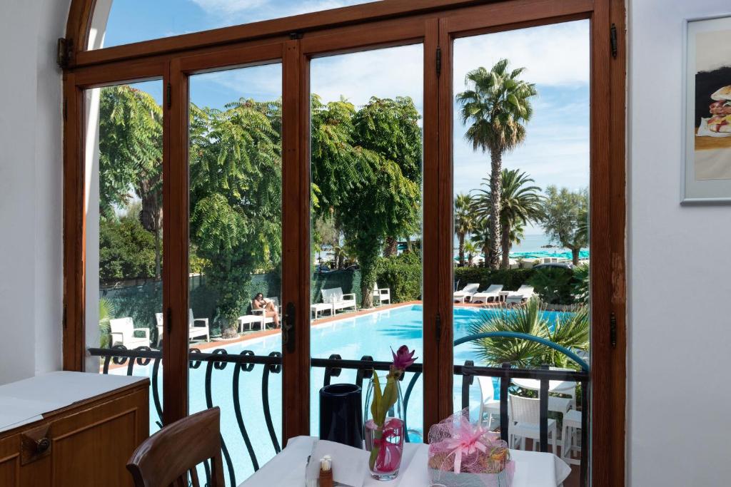 Basen w obiekcie Grand Hotel Excelsior lub w pobliżu
