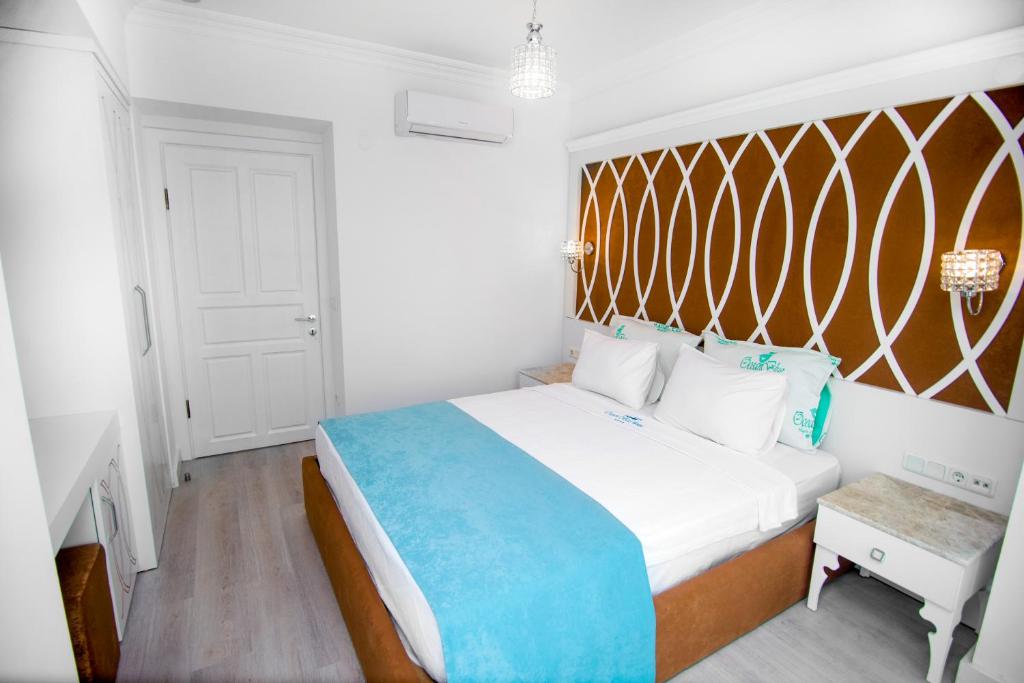 Postel nebo postele na pokoji v ubytování Ocean Blue High Class Hotel & SPA