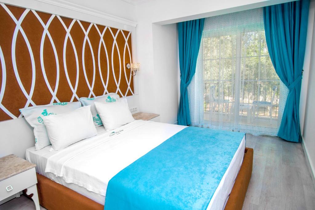 Postel nebo postele na pokoji v ubytování Ocean Blue High Class Hotel & SPA