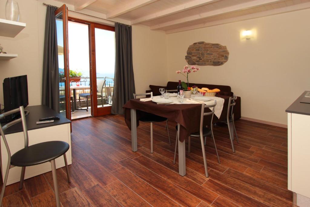 TV a/nebo společenská místnost v ubytování Al Terrazzo Apartments - Ruculì Hospitality
