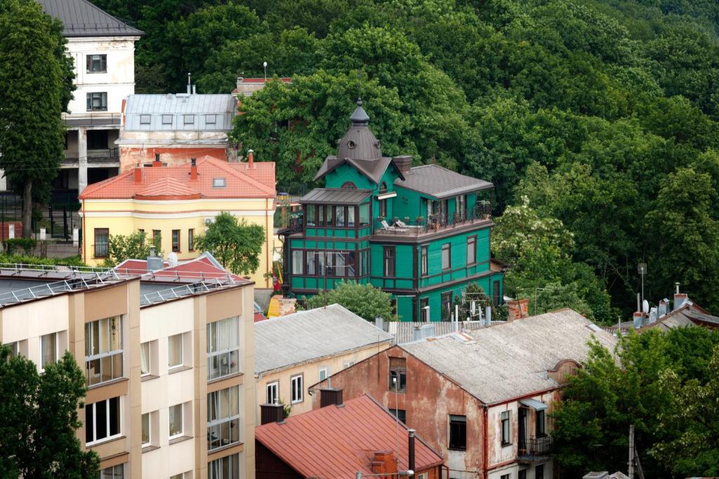 eine Gruppe von Häusern in einer Stadt mit Bäumen in der Unterkunft Heritage Boutique 'Green Hill' in Kaunas