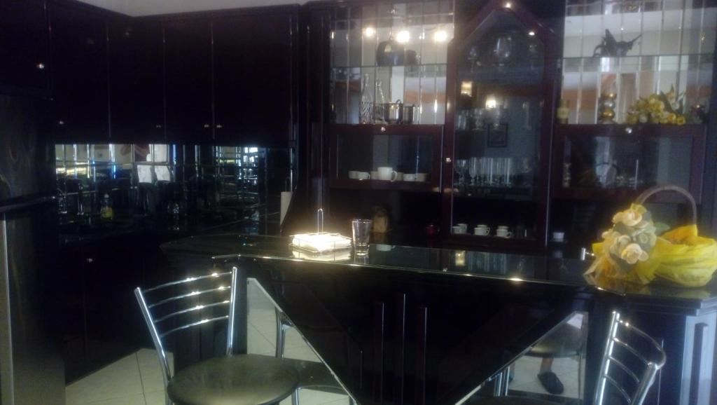 Un bar con una mesa y sillas en una habitación. en Apartment Volos, en Volos