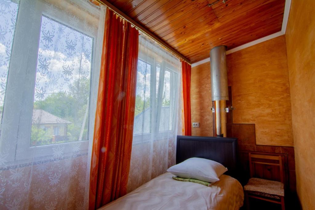 Кровать или кровати в номере Rooms with Fortetsya View