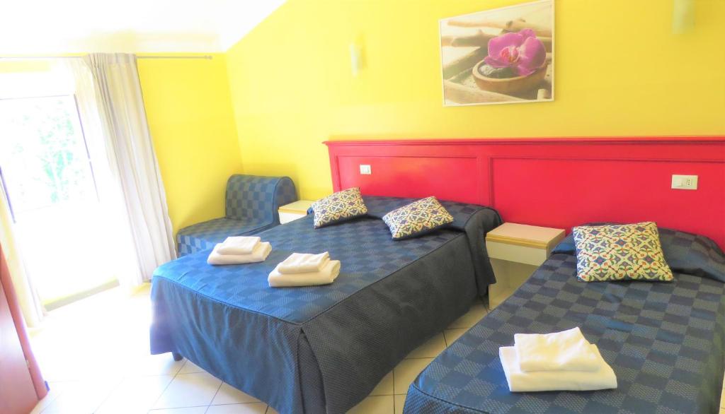 ローマにあるファンティ ルームスのベッドルーム1室(ベッド2台、椅子2脚付)
