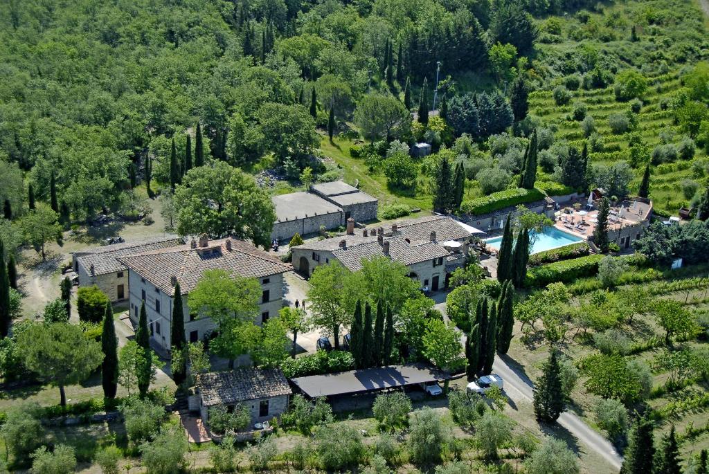 eine Luftansicht eines Anwesens mit einem Herrenhaus in der Unterkunft Relais Santa Cristina in Radda in Chianti