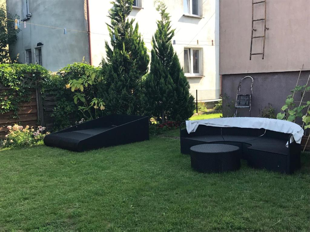 a yard with two bean bag chairs and a mattress at Pokoje przy basenie in Giżycko