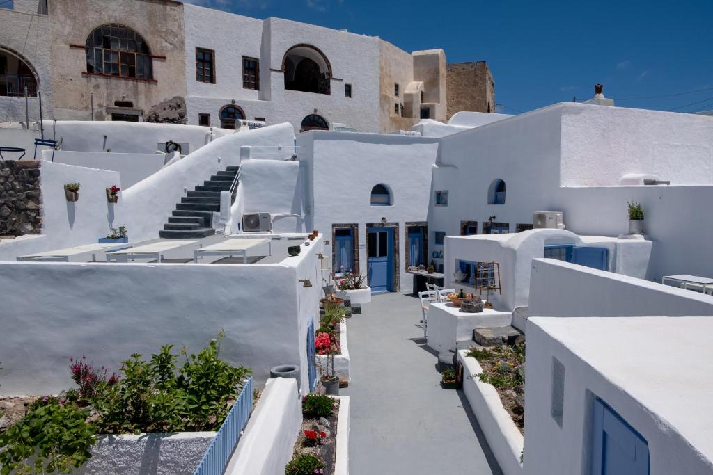 - une vue sur un bâtiment blanc avec des escaliers dans l'établissement Labyrinth Traditional Houses, à Pyrgos