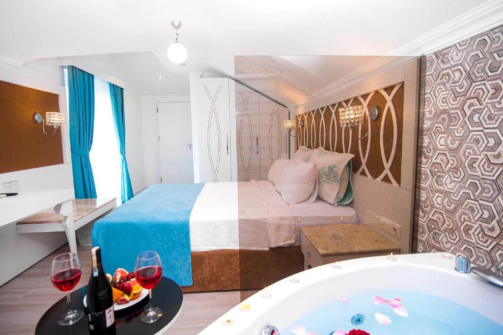 Postel nebo postele na pokoji v ubytování Ocean Blue High Class Hotel & SPA