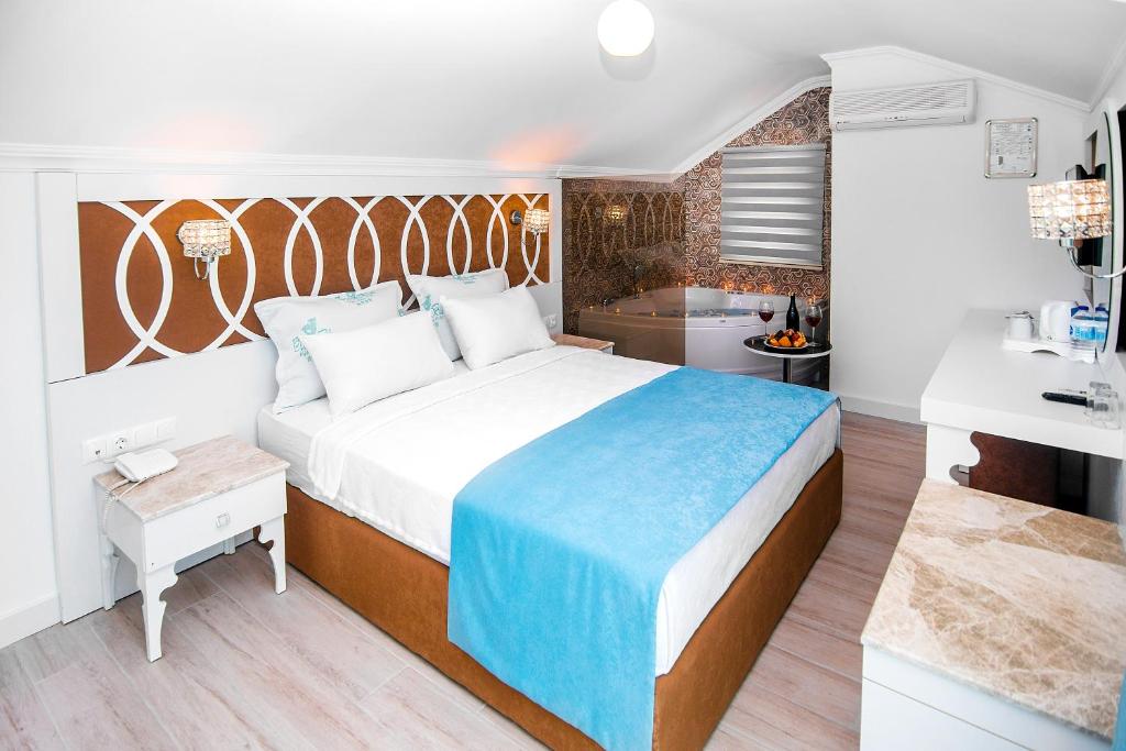 Postel nebo postele na pokoji v ubytování Ocean Blue High Class Hotel & SPA