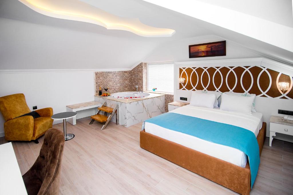 Postel nebo postele na pokoji v ubytování Ocean Blue High Class Hotel & SPA