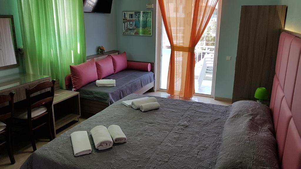 Postel nebo postele na pokoji v ubytování Hotel White Rose Beach
