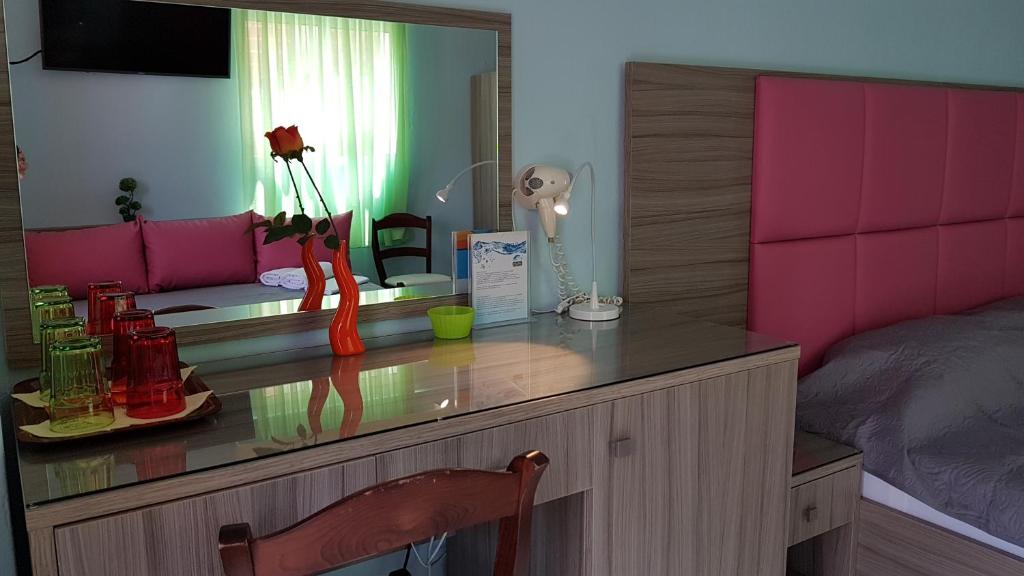 Postel nebo postele na pokoji v ubytování Hotel White Rose Beach
