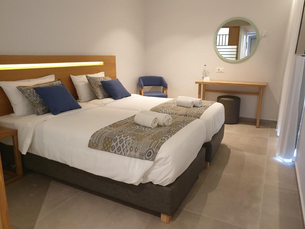 Postel nebo postele na pokoji v ubytování Adele Beach Hotel