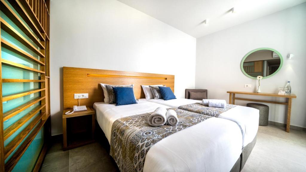 Postel nebo postele na pokoji v ubytování Adele Beach Hotel
