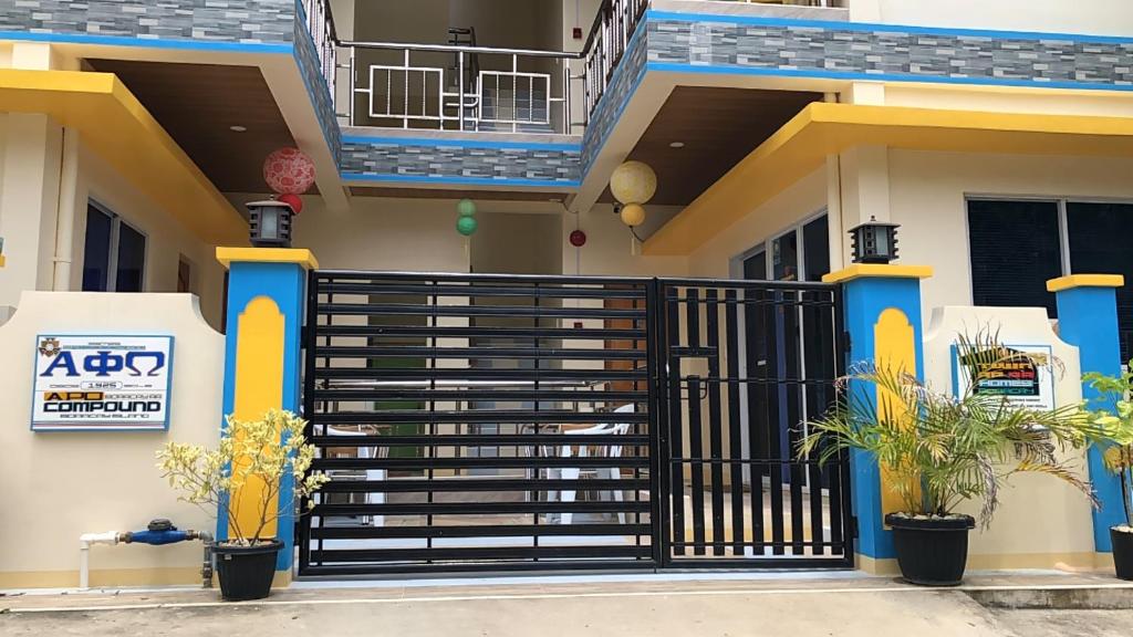 une maison avec une porte noire devant elle dans l'établissement Twin AP Homes, à Boracay