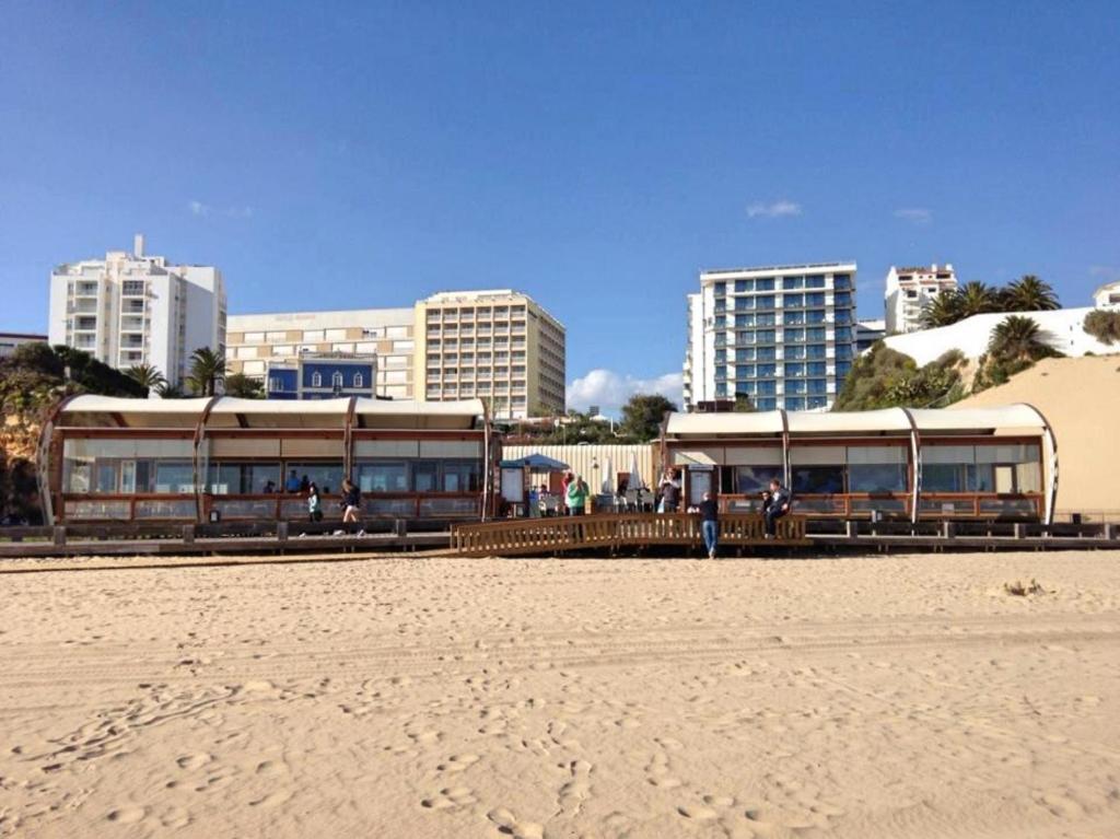 Uma praia em ou perto do apartamento