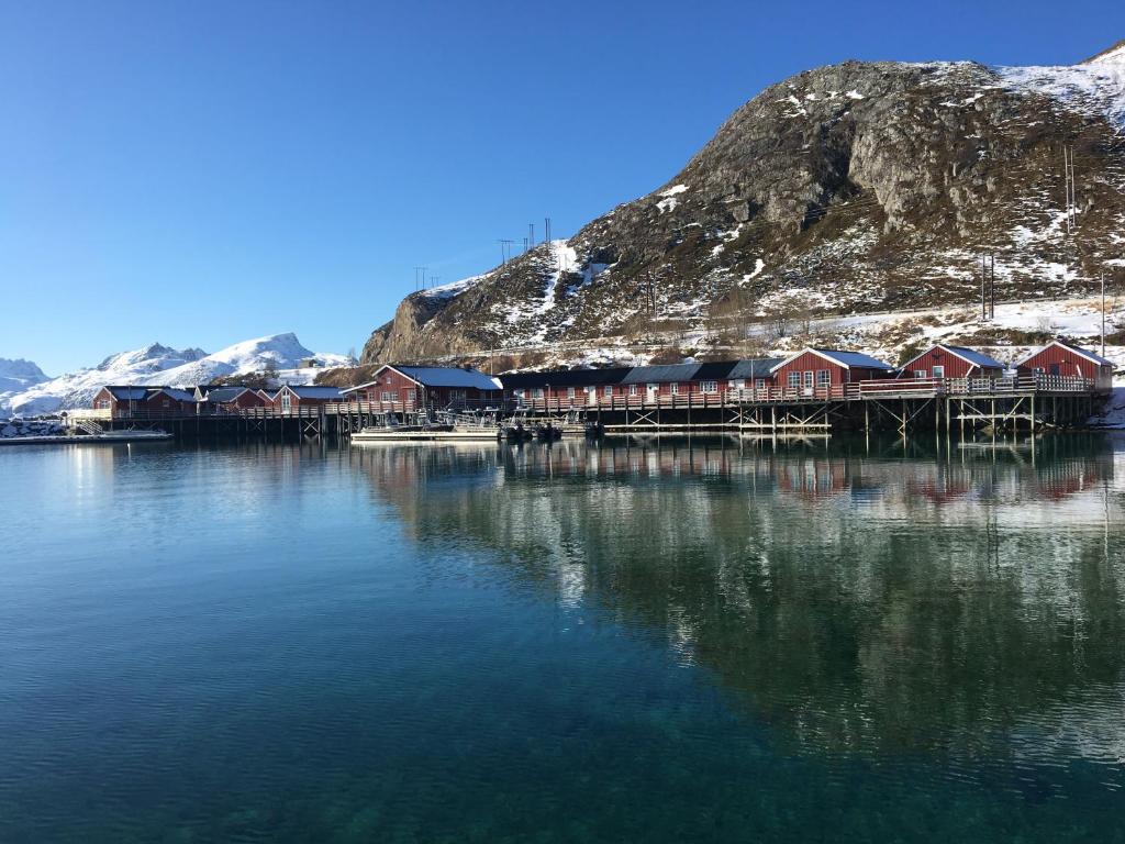 een groep huizen op een dok in het water bij Lofoten Havfiske & Rorbuopplevelser in Leknes