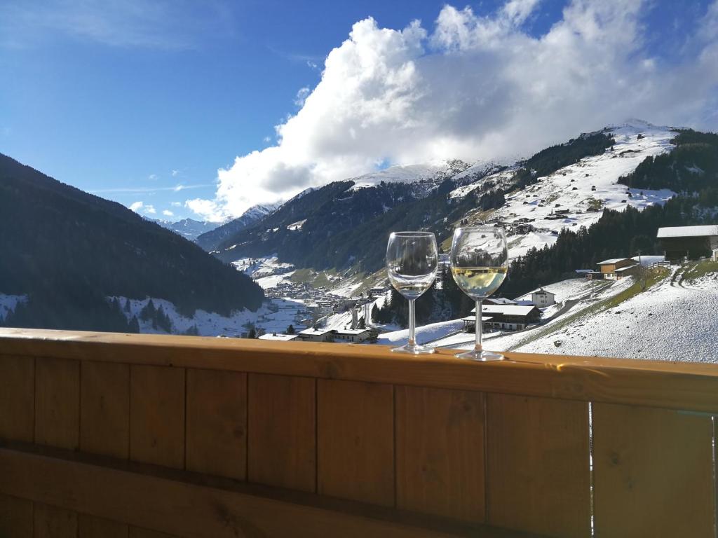 Vista generica sulle montagne o vista sulle montagne dall'interno della stanza in casa privata