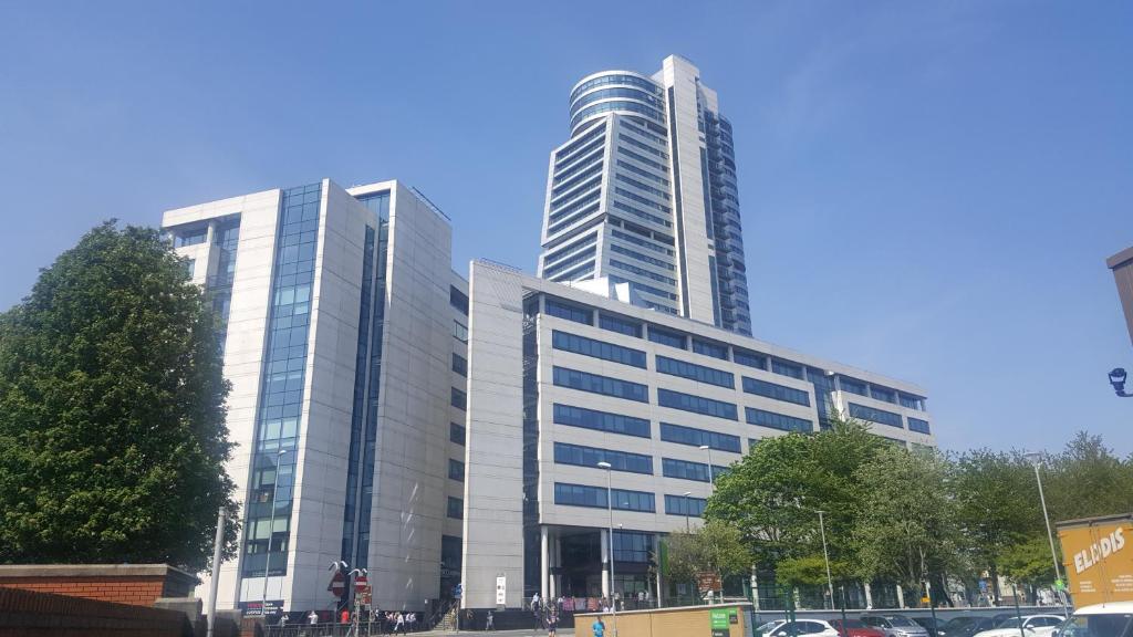 Two Bed Modern City Center Apartment with Gorgeous Views
