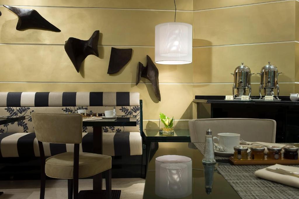A seating area at Hotel dei Mellini
