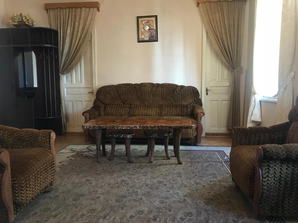 ein Wohnzimmer mit einem Sofa und einem Tisch in der Unterkunft host N1 in Kutaissi