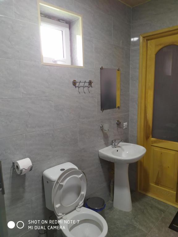 Ένα μπάνιο στο Kamara Guest House