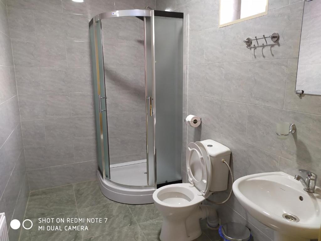 Ένα μπάνιο στο Kamara Guest House