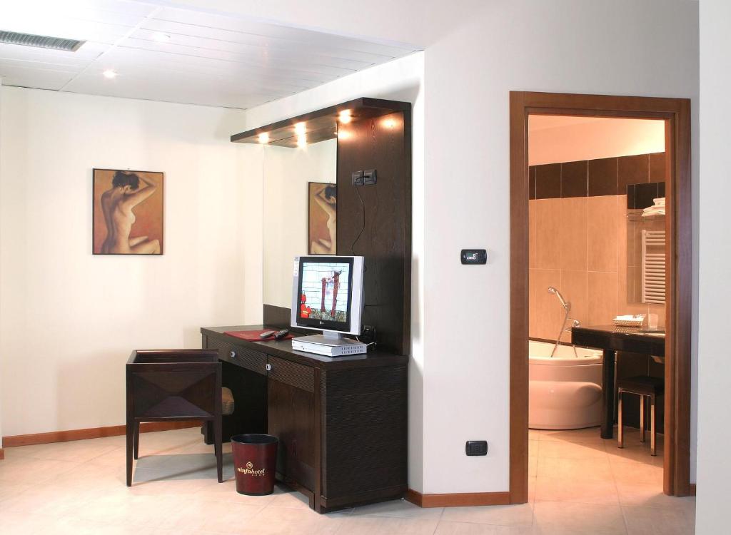 TV a/nebo společenská místnost v ubytování Green Hotel Ninfa