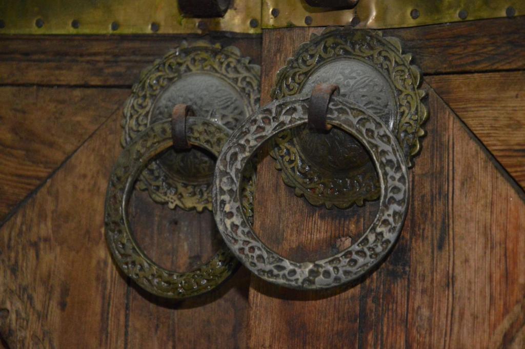 a pair of handles on a wooden door at RIAD OASIS D'ASILAH in Asilah
