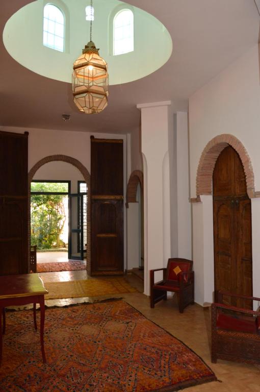 a living room with a chandelier and an entry way at RIAD OASIS D'ASILAH in Asilah