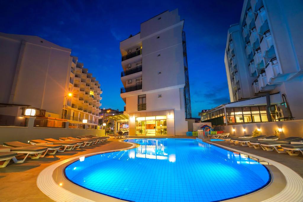 ein Swimmingpool in einem Hotel in der Nacht in der Unterkunft Seren Sari Hotel in Marmaris