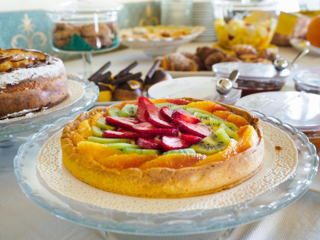 a fruit pie on a glass plate on a table at Hotel Sirius in Taormina