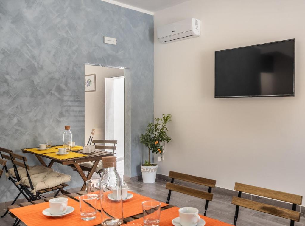 TV a/nebo společenská místnost v ubytování L'Antico Borgo B&B