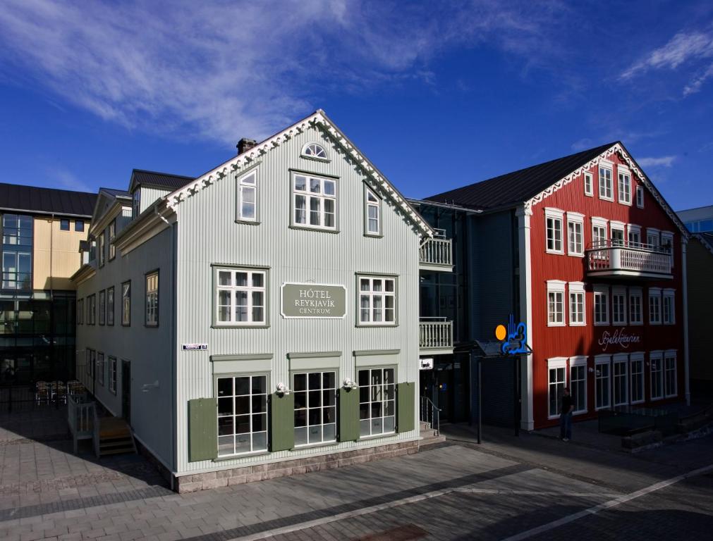 een wit gebouw naast een rood gebouw bij Hotel Reykjavík Centrum in Reykjavík