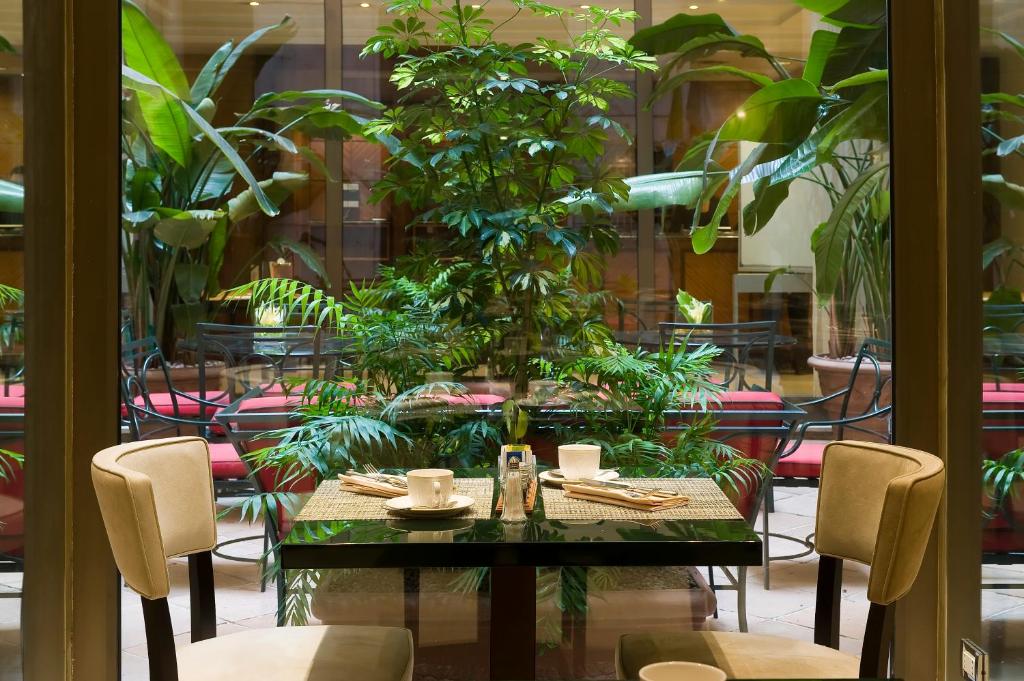 A restaurant or other place to eat at Hotel dei Mellini