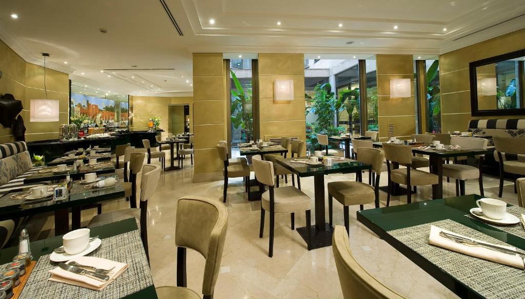 A restaurant or other place to eat at Hotel dei Mellini