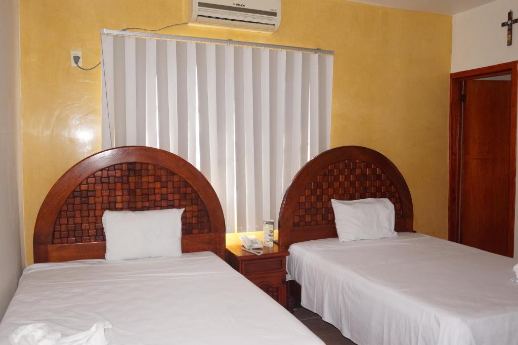 dwa łóżka siedzące obok siebie w pokoju w obiekcie DON CELES w mieście Paraíso