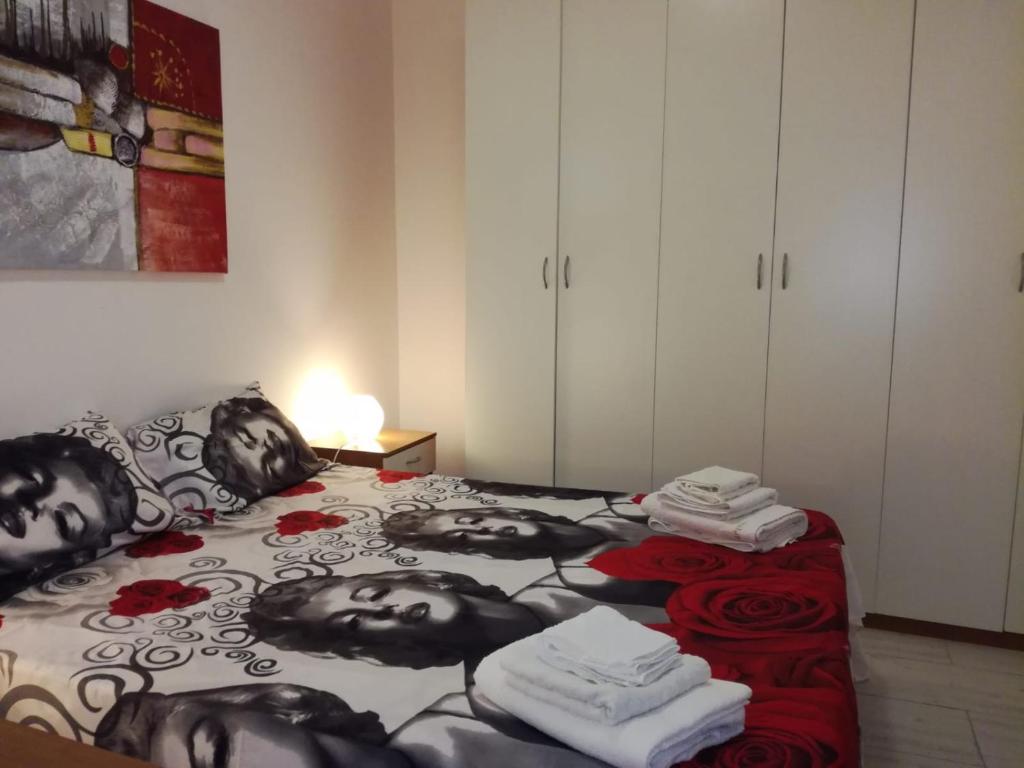 una camera da letto con un letto con una foto di persone sopra di casa vacanze Sole & Mare a Giardini Naxos