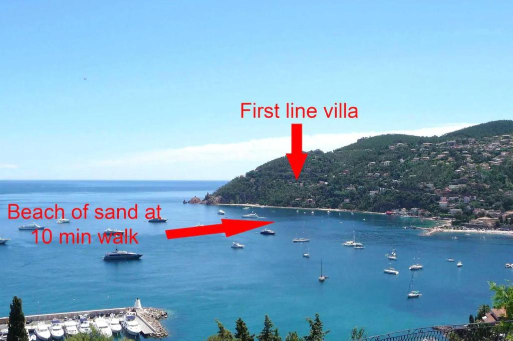 a first line villa beach of sand at min walk at La Petite Fontaine in Théoule-sur-Mer