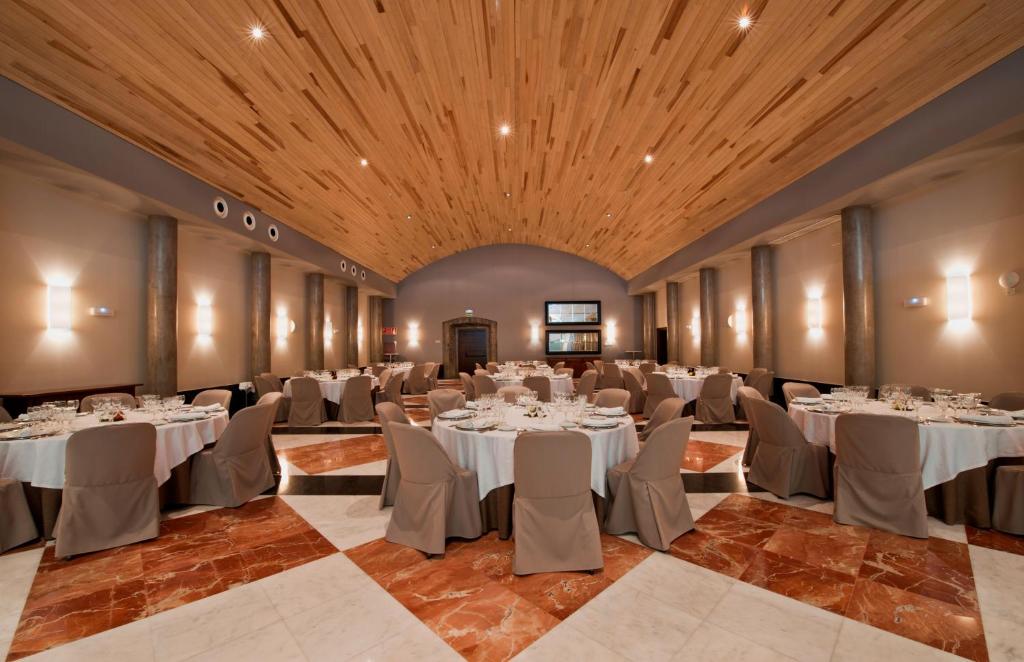 Un restaurante o sitio para comer en Parador de Corias