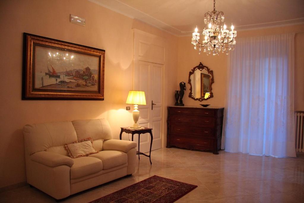 salon z kanapą i lustrem w obiekcie Borgo Antico Santa Lucia w mieście Potenza
