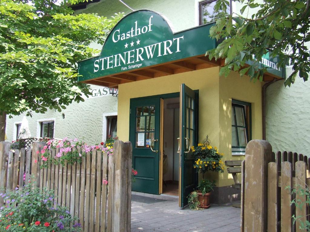 a building with a sign that reads cottontario streetcarvent at Gasthof Steinerwirt in Heimhausen