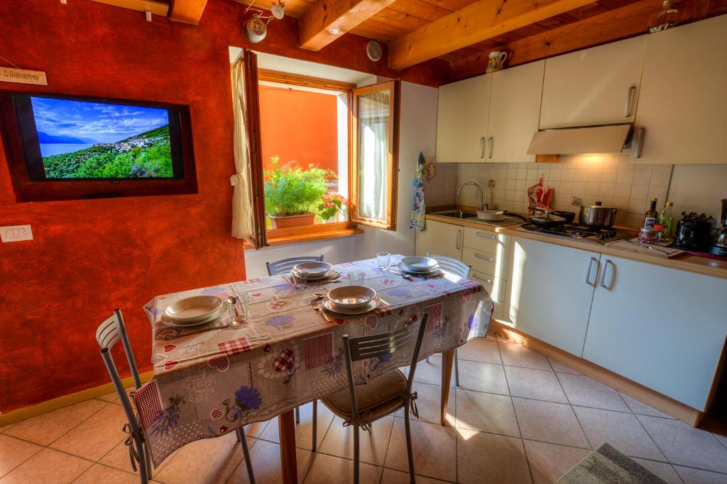 A kitchen or kitchenette at Casetta alla Corte