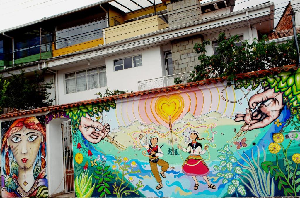 un edificio con una pintura a un lado. en Casa Bella Vista, en Cuenca