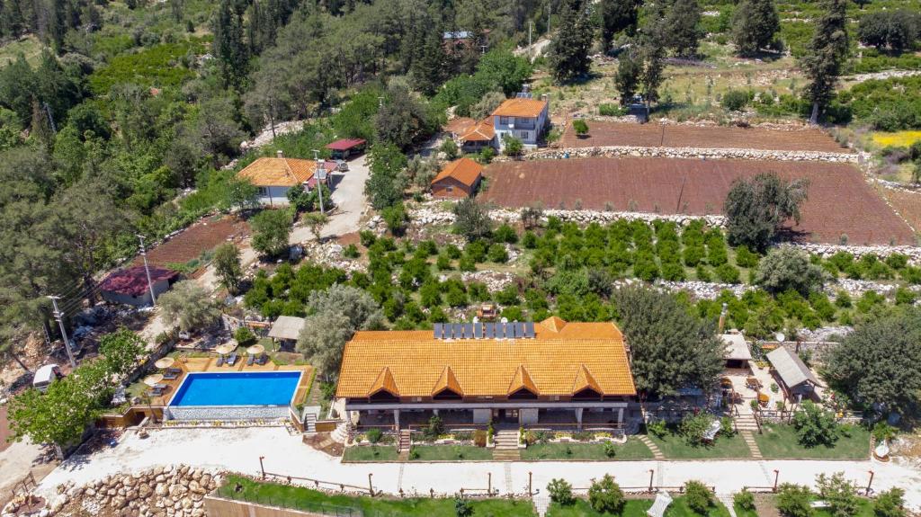 una vista aérea de una casa con piscina en Hotel Casa De Padre en Kemer