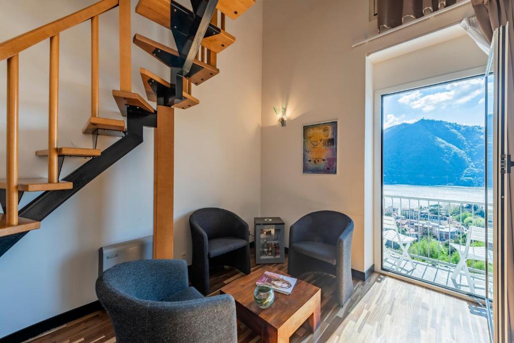 Nespecifikovaný výhled na hory nebo výhled na hory při pohledu z hotelu