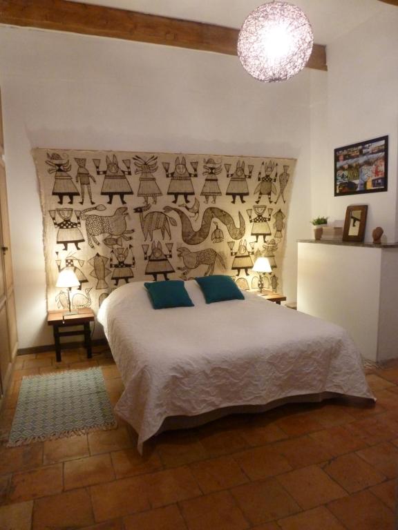 um quarto com uma cama grande e 2 candeeiros em le rocher de Sampzon em Sampzon