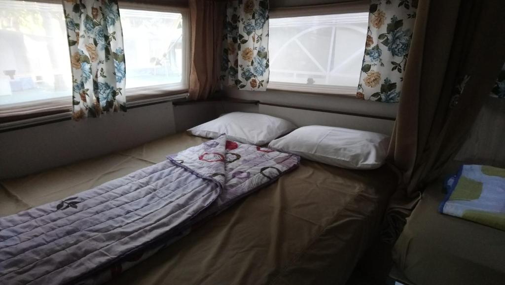 Postel nebo postele na pokoji v ubytování Camping Pitsoni