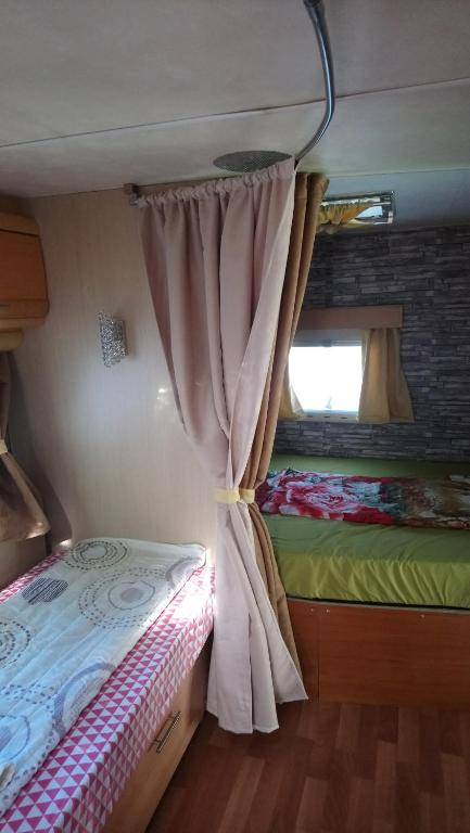 Postel nebo postele na pokoji v ubytování Camping Pitsoni