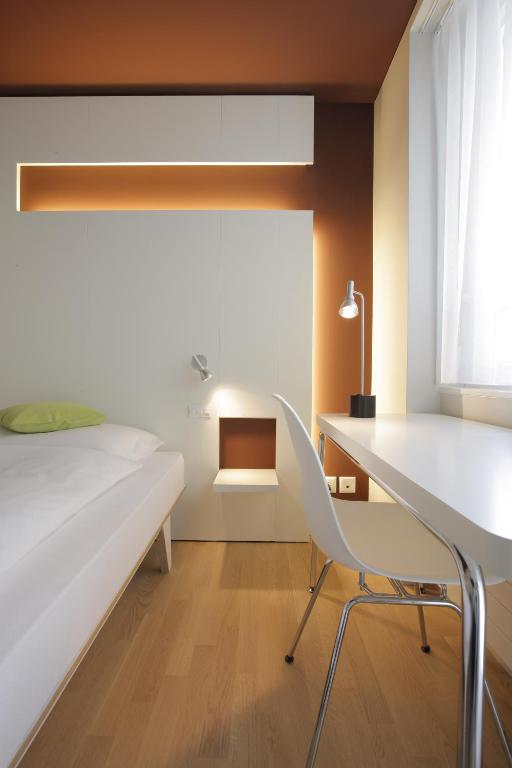Postel nebo postele na pokoji v ubytování Hotel Dom - das Hotel mit dem Integrationskonzept